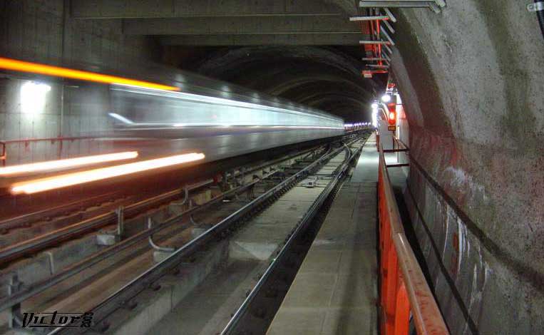 Trem vazio chega à plataforma para pegar passageiros na Estação Central do Metrô de Brasília