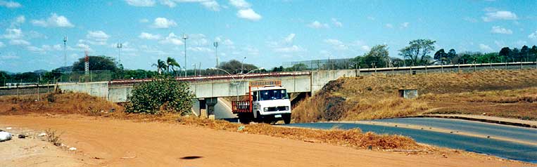 Viaduto do Metrô sobre a via de ligação do Guará I à Feira