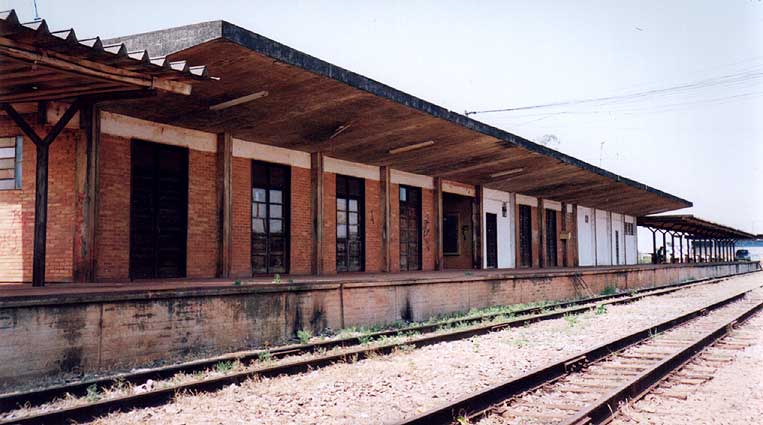 Plataforma da estação ferroviária Bernardo Sayão, vista desde os trilhos