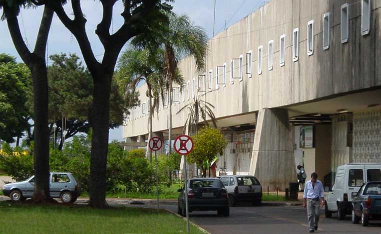 Fachada da estação ferroviária, imitando as janelas de um trem