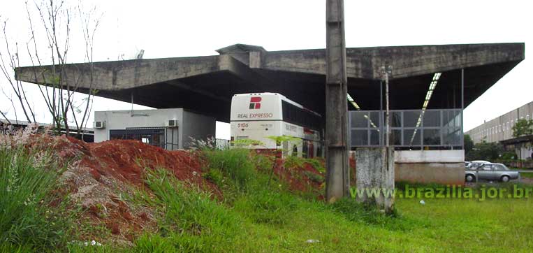 Outra vista da extremidade norte da plataforma dos trens, na estação ferroviária