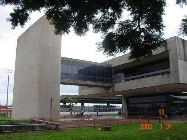 Torre sul da estação de trem de Brasília