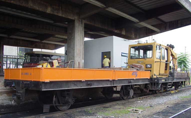 Trem de manutenção da via férrea na estação ferroviária