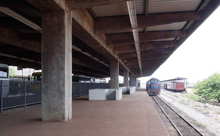 Locomotiva e vagões de carga nas plataformas da estação ferroviária