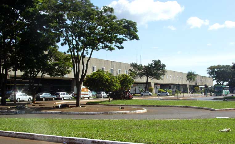 Fachada da estação ferroviária, imitando as janelas dos vagões de um longo trem de passageiros