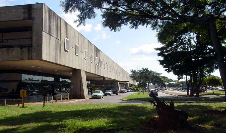 Fachada da estação ferroviária, vista do lado sul