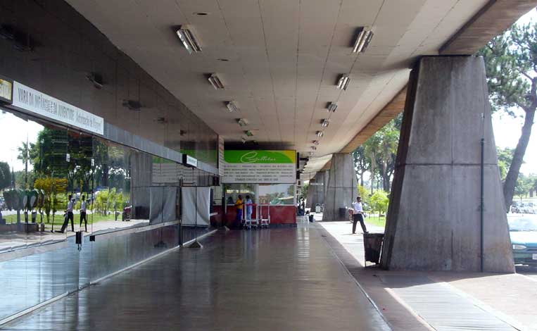Pilotis do lado sul da estação ferroviária