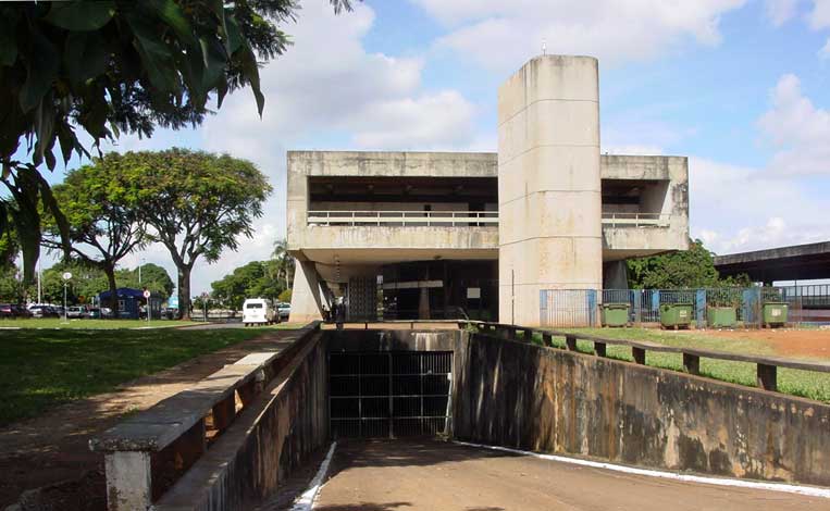 Via de acesso subterrãneo e torre norte da estação ferroviária de Brasília