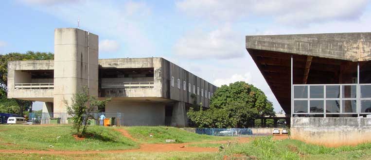 Torre norte da estação ferroviária e plataforma do trem de passageiros