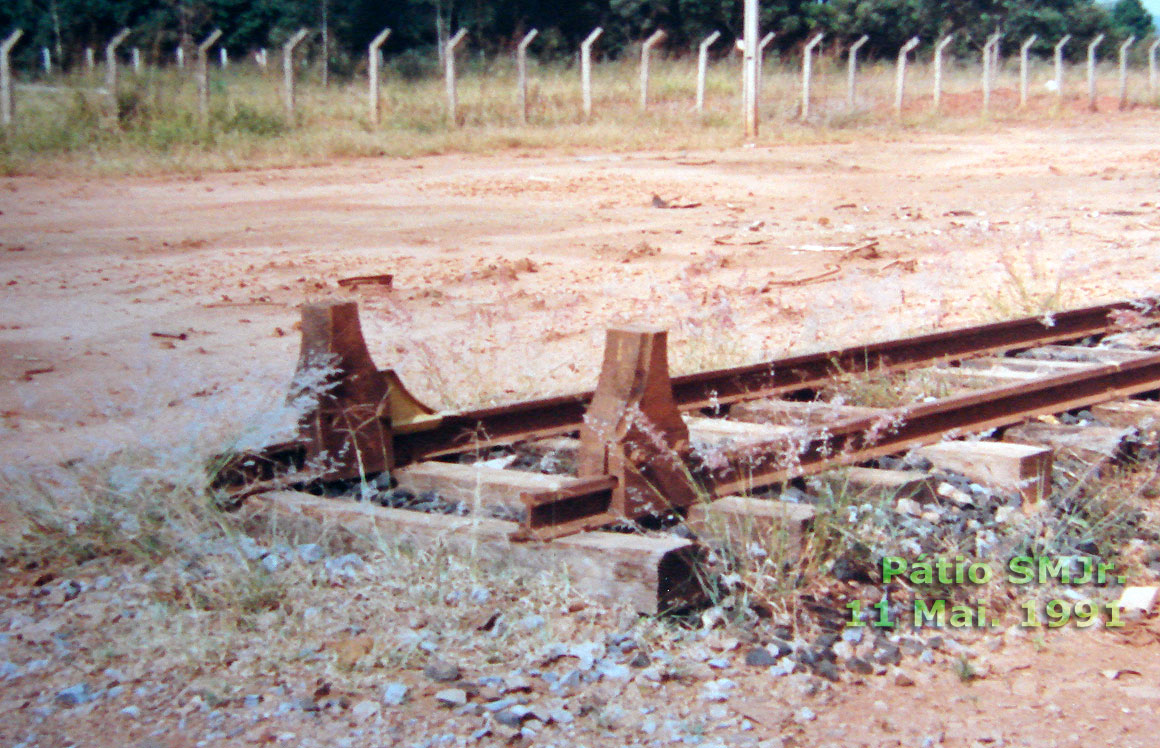 Calço na ponta dos trilhos do pátio ferroviário da Mendes Júnior