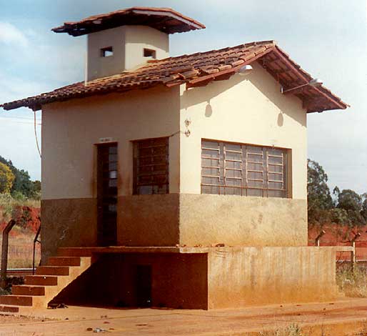 Escritório da balança rodoviária e torre de vigia do pátio ferroviário de sucata metálica