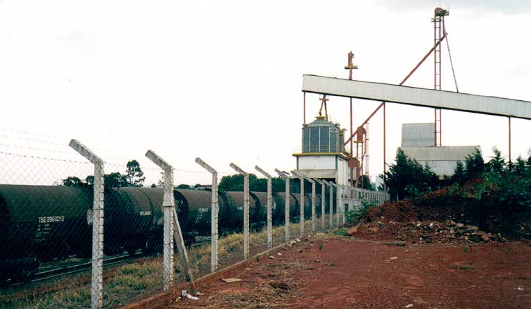 Trem de vagões-tanque nos trilhos do desvio para vagões de soja