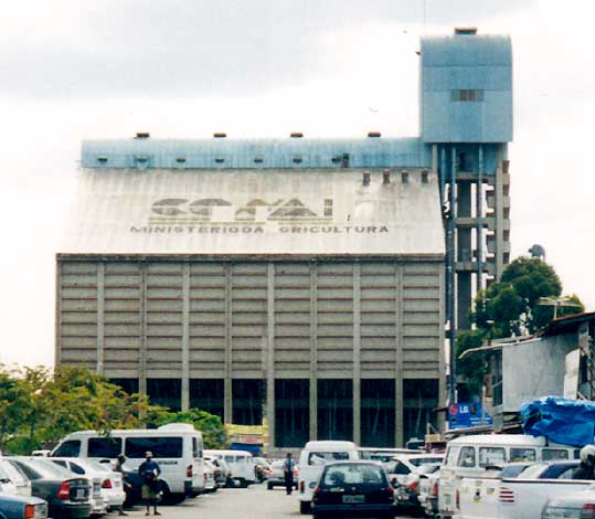 Silo de grãos da Conab junto aos trilhos da ferrovia