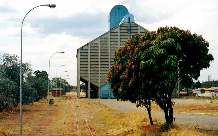 Trilhos do ramal da estrada de ferro que atendem à Conab