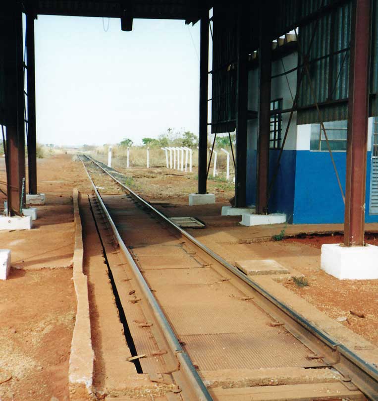 Detalhe da balança ferroviária para vagões nos trilhos de embarque de soja