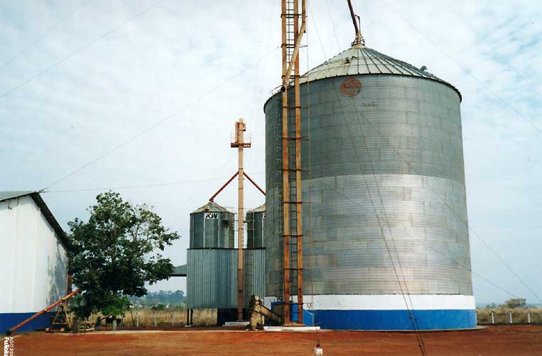 Silo junto aos trilhos da ferrovia para embarque ferroviário da soja