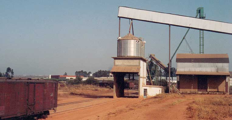 Vagão carregado de soja sendo levado para fora do desvio