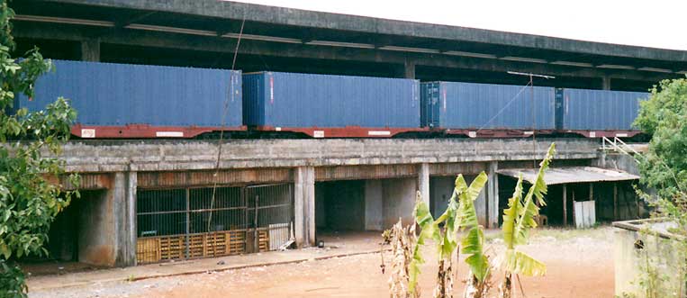 Trem de containers sobre a passagem inferior da estação ferroviária