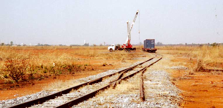 Operação de carga e descarga de containers em vagões da Ferrovia Centro-Atlântica