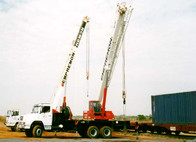 Equipamento utilizado provisoriamnete para colocação e retirada de containers dos vagões da estrada de ferro