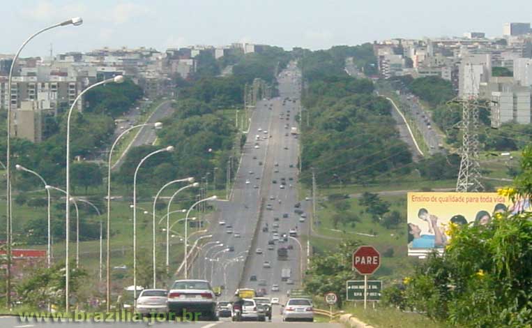 Vista do Eixão norte em perspectiva, destacando as ondulações do relevo da Asa Norte