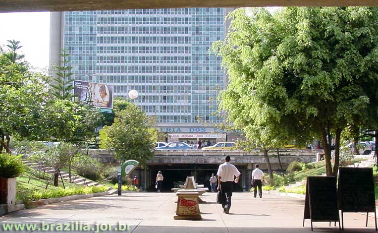 Calçadão ao ar livre da galeria de pedestres entre o Setor Bancário e o Setor Comercial Sul