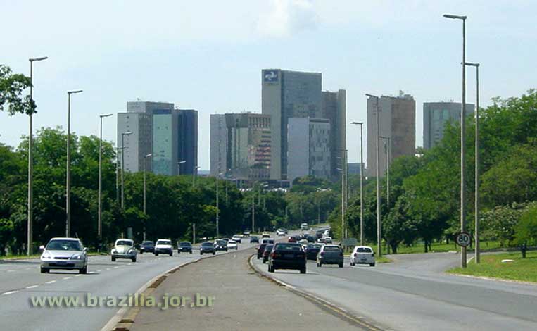 Vista do Eixão norte, ao nível do asfalto