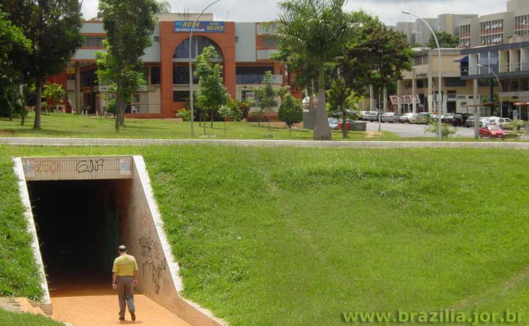 Passagem de pedestres por baixo do Eixo Rodoviário, na Asa Norte de Brasília