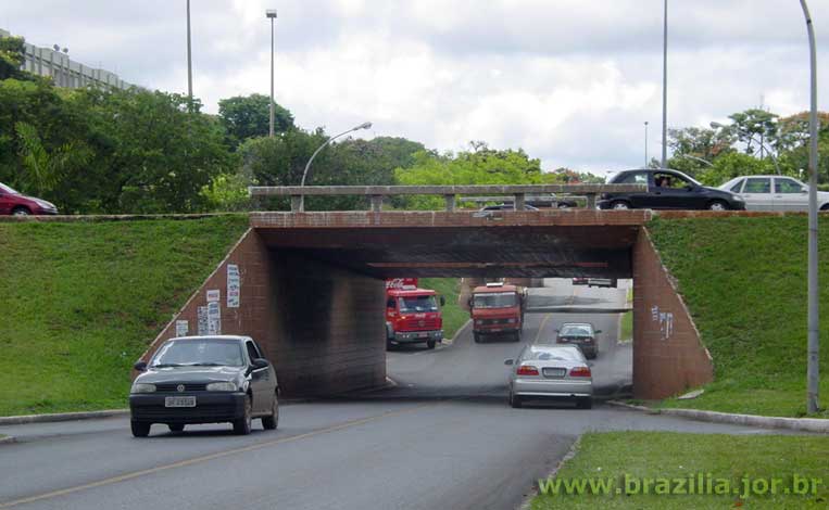 Ligação inferior entre as ruas de comércio local a leste e oeste do Eixo Rodoviário, na Asa Sul de Brasília