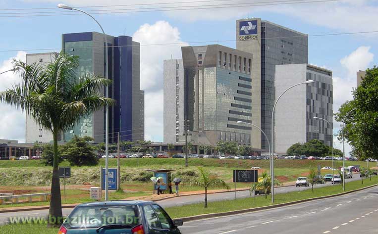 Ponto de ônibus de novo tipo, no início da Asa Norte