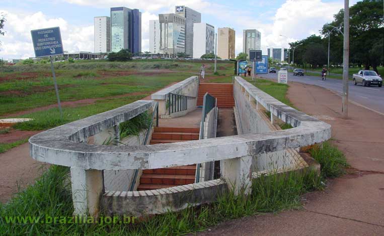 Entrada das passarelas subterrâneas para pedestres na Asa Norte