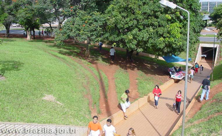 Acesso aos antigos pontos de ônibus do Eixo Rodoviário a partir das passarelas inferiores para pedestres