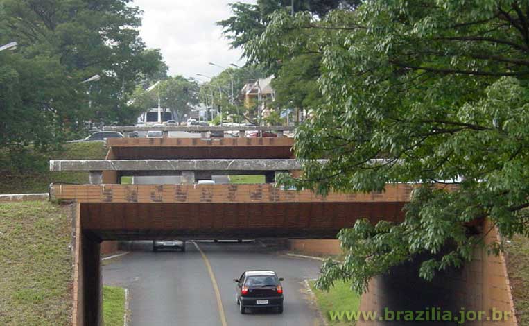 Cruzamento do Eixo Rodoviário por vias inferiores, para a Rua da Igrejinha