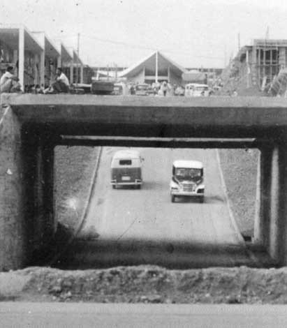 Travessia inferior ao Eixo Rodoviário para a rua da Igrejinha em 1959