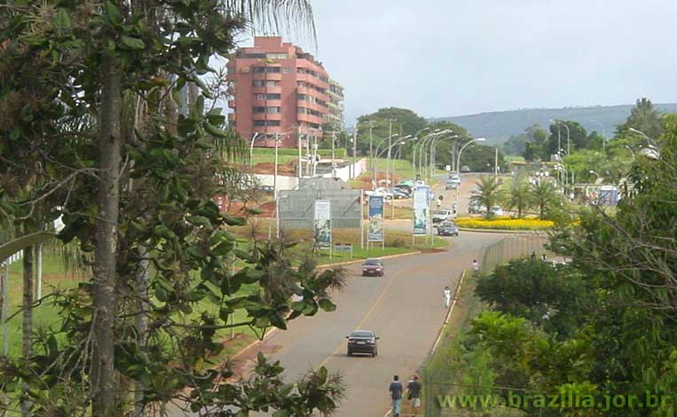 Perspectiva de um trechoda via L1  no final da Asa Norte, com relevo fortemente inclinado em diração ao Parque Olhos d'Água