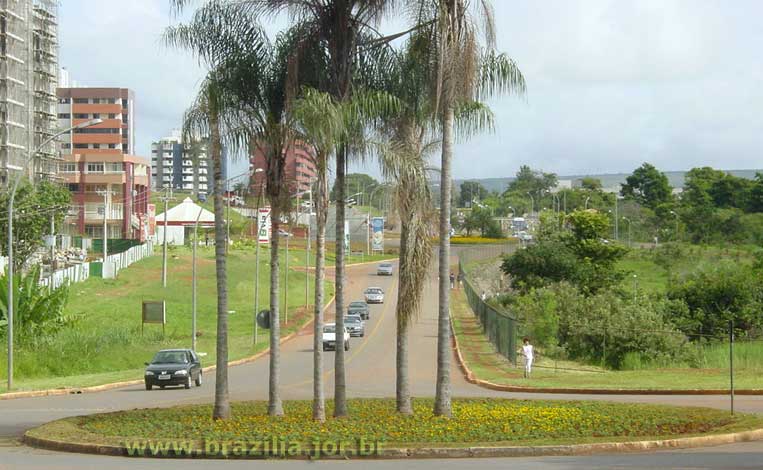 Trecho da Via L1 norte entre as quadra quadra residencial SQN 213 e o Parque Olhos d'Água