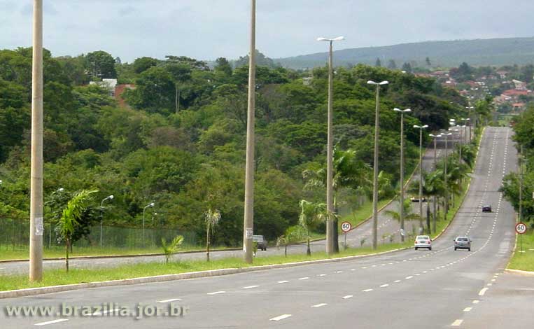 Trecho da Via L2 próximo ao final da Asa Norte, ao lado do Parque Ecológico Olhos d'Água