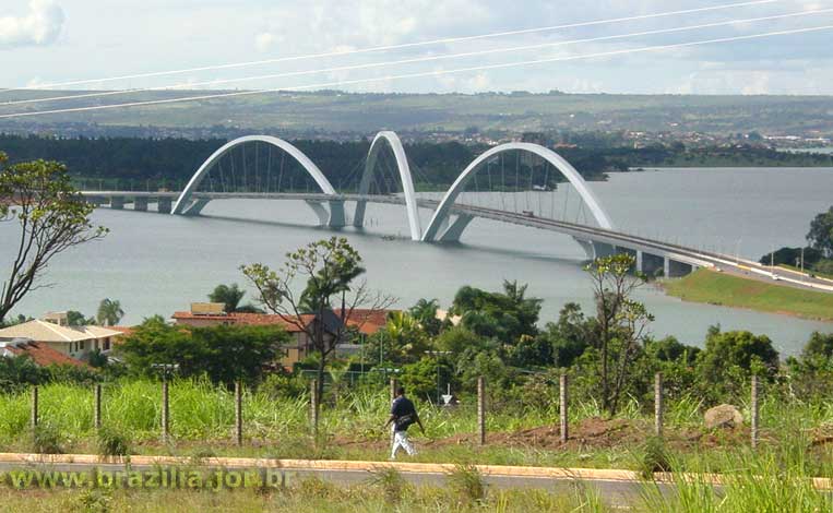 Ponte Juscelino Kubitschek vista em perspectiva da parte mais elevada do Lago Sul