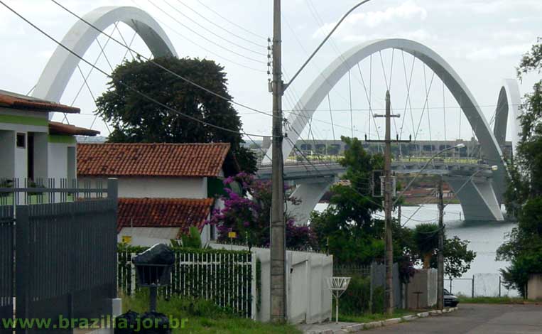 Ponte JK vista de uma rua residencial do Lago Sul