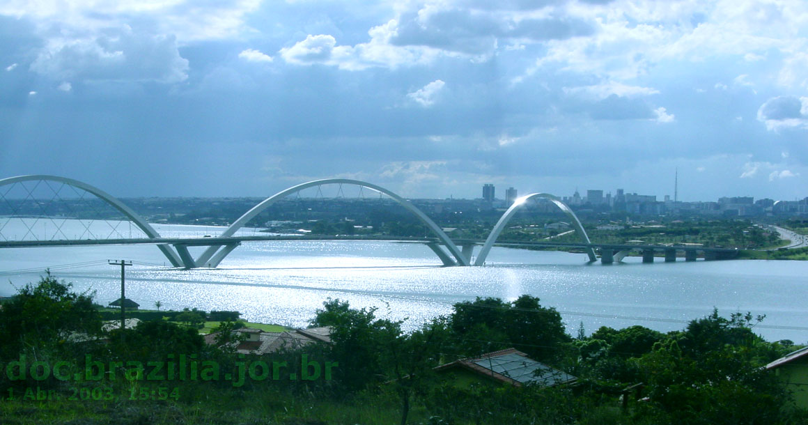 Ponte JK contra a luz da tarde