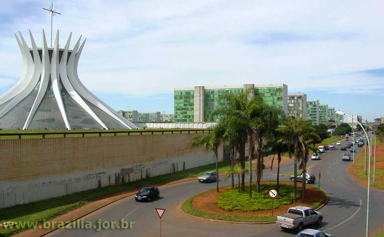 Via S2 nos fundos da Catedral e dos Ministérios