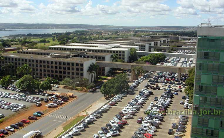 Vista dos Anexos dos Ministérios junto à Via N2