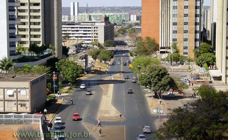 Perspectiva da Via S2, entre os setores Hoteleiro e Comercial, no início da Asa Sul, vendo-se ao fundo a Esplanada dos Ministérios