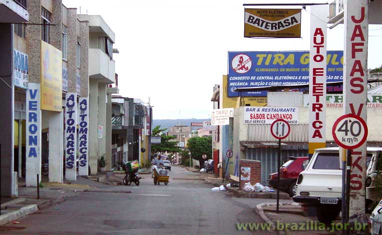 Mão dupla e lixo na estreita via de serviço atrás dos prédios comerciais das quadras 700 norte, junto à Avenida W3