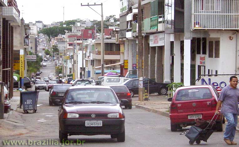 Via estreita de serviço entre a segunda e a terceira fileiras de prédios comerciais das quadras 700 norte junto à Avenida W3