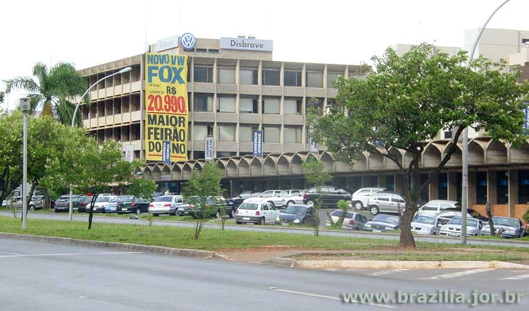 Prédios comerciais diferenciados, nas quadras 500 da Avenida W3  norte