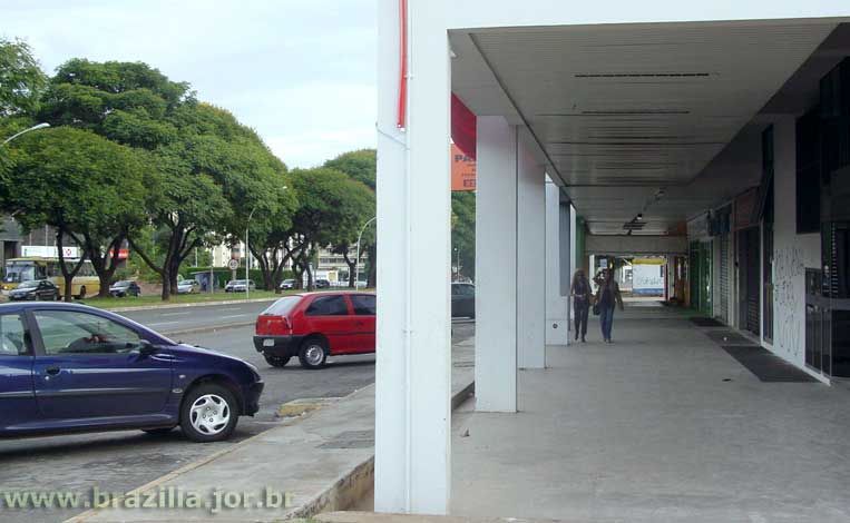 Calçada em galeria nos prédios comerciais de frente para a Avenida W3, na Asa Norte