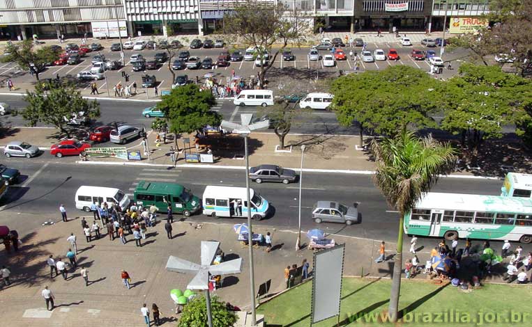 Trecho de maior movimento da Avenida W3, diante das partes alta e baixa do Setor Comercial Sul