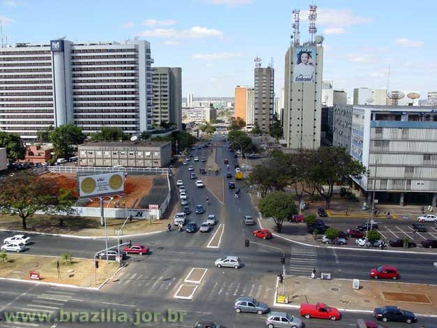 Cruzamento da Avenida W3 pela via se serviço S2, entre os setores Comercial e Hoteleiro, no início da Asa Sul