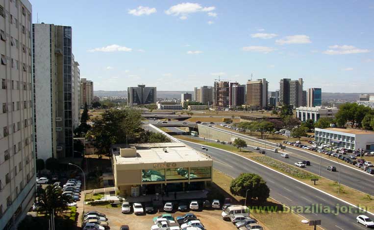 Cruzamento inferior da Avenida W3 com o Eixo Monumental, diante do Setor Hoteleiro Sul